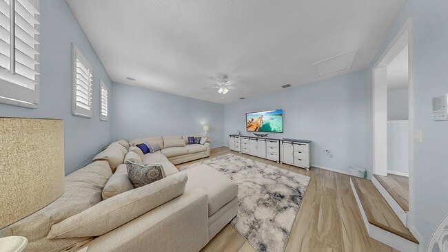 Building Photo - 5-bedroom, 3-bathroom rental home located in the Fox Wood community in Florida