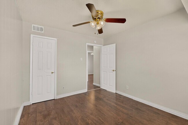 Building Photo - 937 Cleardale Dr