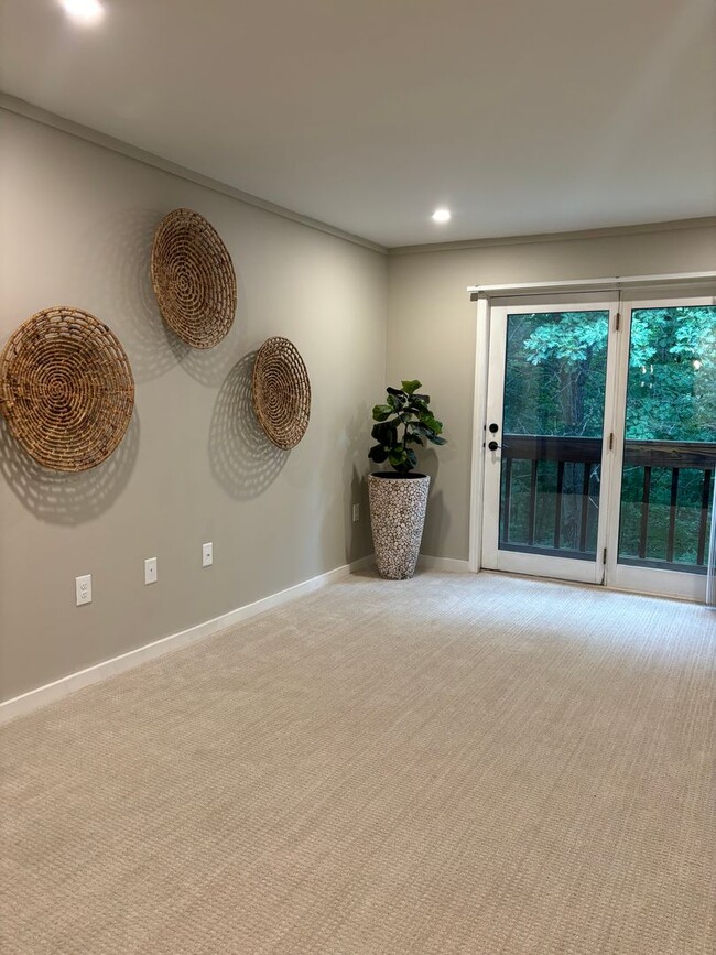 Building Photo - Beautiful One Bedroom Condo - HEAT INCLUDED!!
