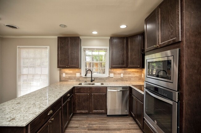 Building Photo - ** 4 bed 2 bath located by Montgomery Academy ** Call 334-366-9198 for a self showing