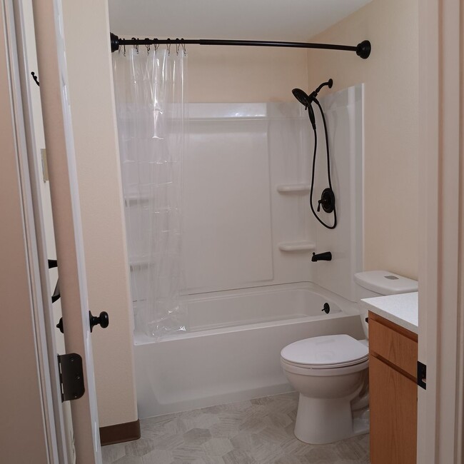 Building Photo - Outstanding Keizer Duplex is Ready For You!