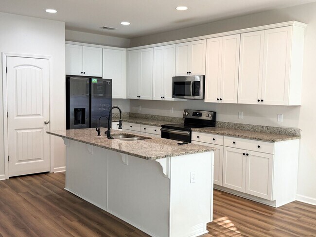 Building Photo - Spacious 5-bedroom, 3-bath home featuring two additional flex rooms!