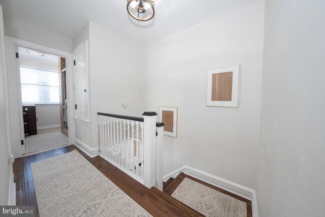 Building Photo - 227 E Hathaway Ln