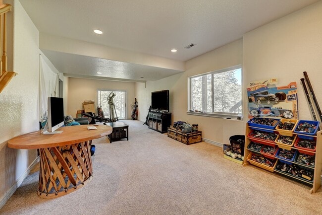 Building Photo - Beautiful Evergreen Home
