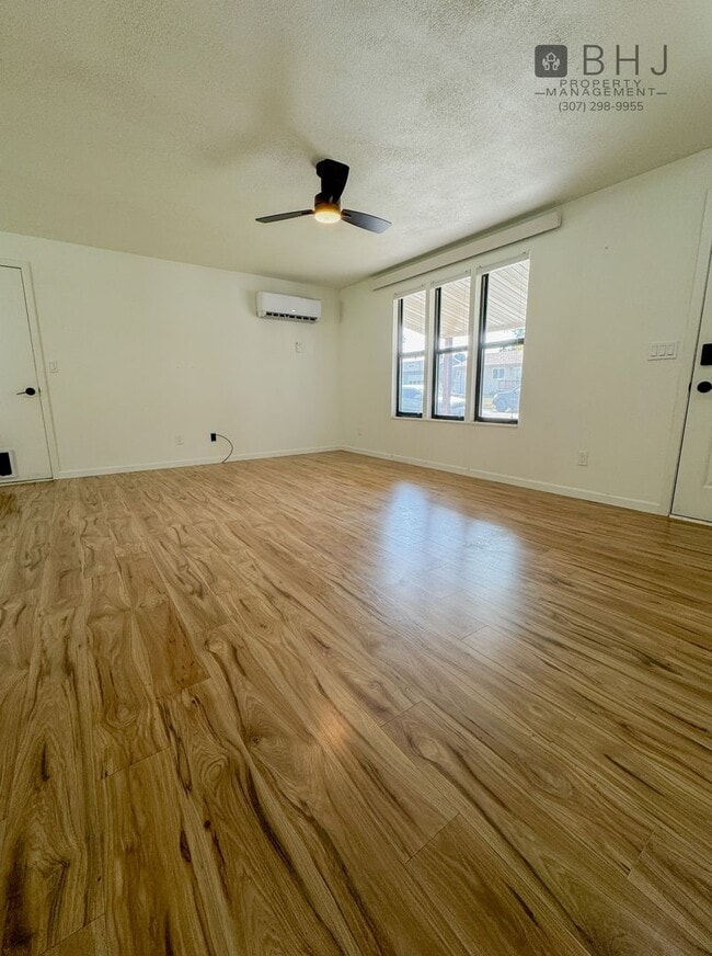 Building Photo - Dog Friendly 2 bed/ 1 bath HOUSE for Rent!