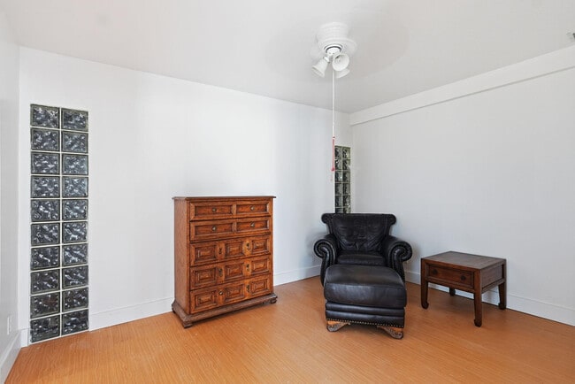 Building Photo - 218 SE 3rd Terrace