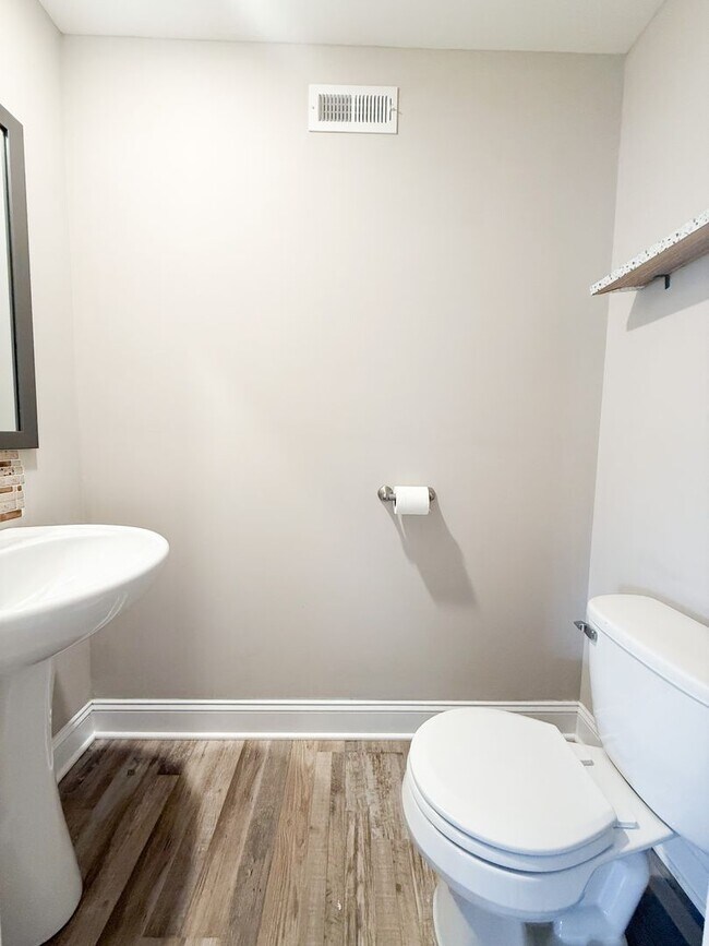 Building Photo - 3 Bedroom 2 1/2 Bathroom Home