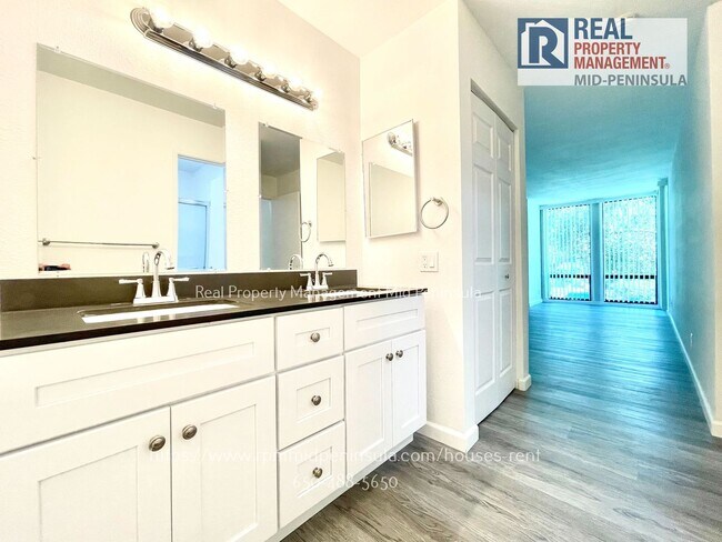 Building Photo - Modern, Light-Filled 3-Bedroom Condo in th...