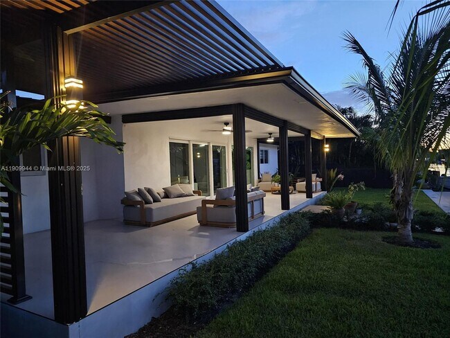 Building Photo - 2537 SE 10th Ct