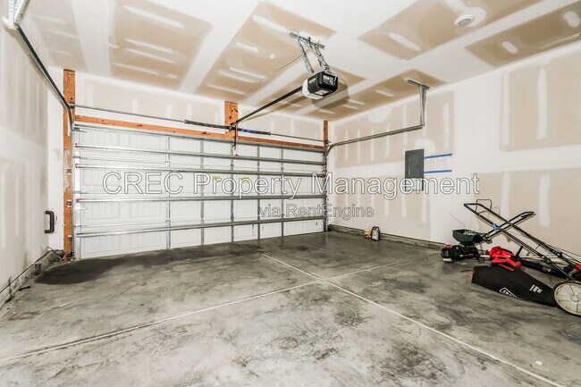 Building Photo - 928 Woodside Creek Ln
