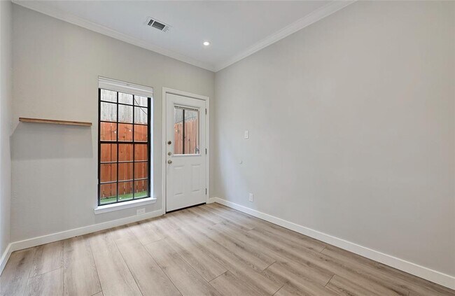 Building Photo - 1307 Kinney Ave