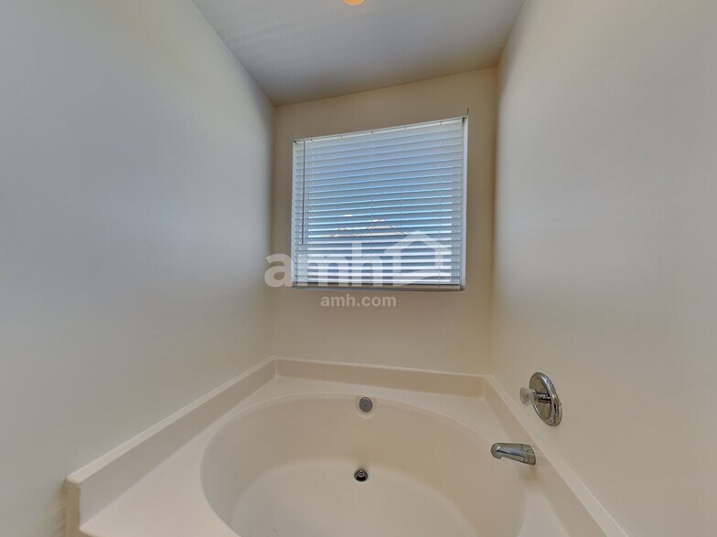 Building Photo - 16112 Stuarts Draft Ct