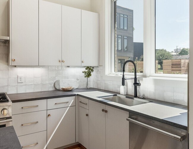 Building Photo - Stunning Salemtown Townhome!