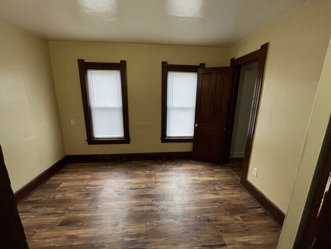 Building Photo - 3 Bedroom House