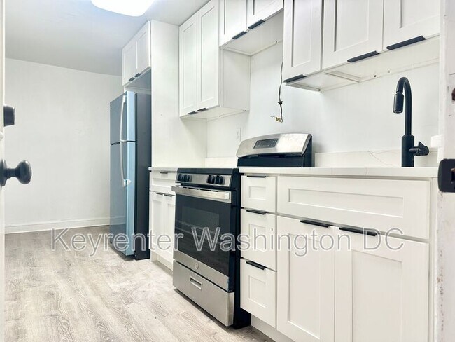 Building Photo - 943 Bonifant St
