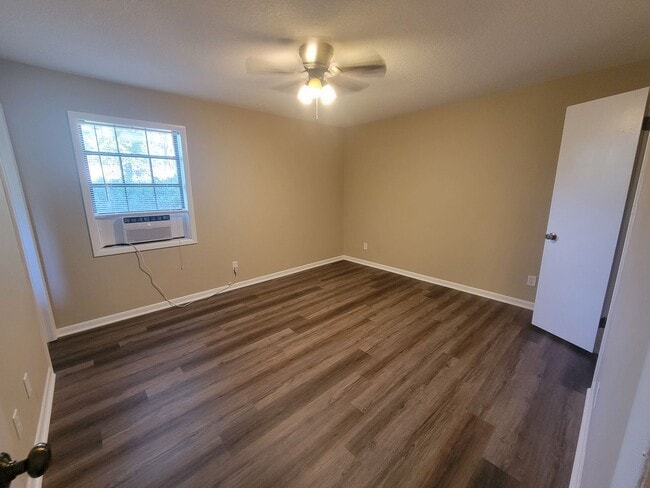 Building Photo - Home conveniently located