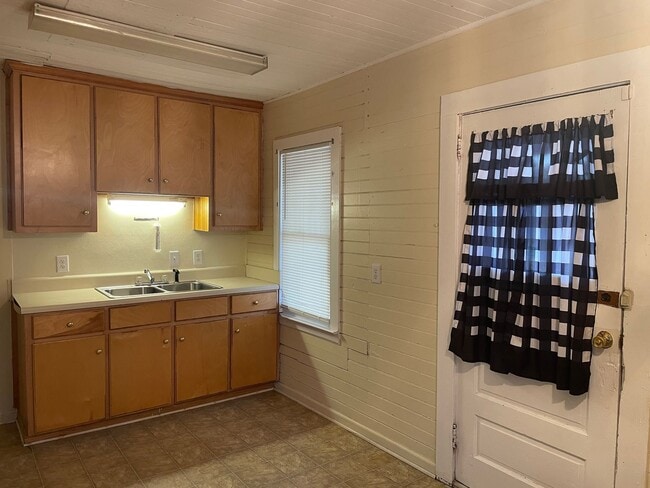 Building Photo - 2 Bed, 1 Bath House