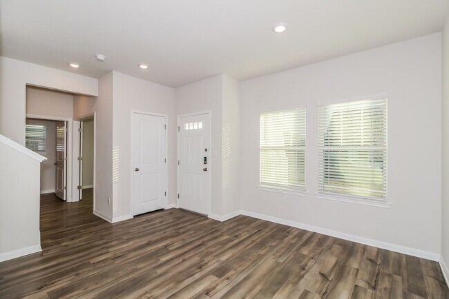 Building Photo - 116 Oakdale Meadows Ln