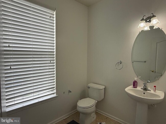 Building Photo - 121 Acorn Dr
