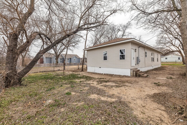 Building Photo - 1017 W Newton St