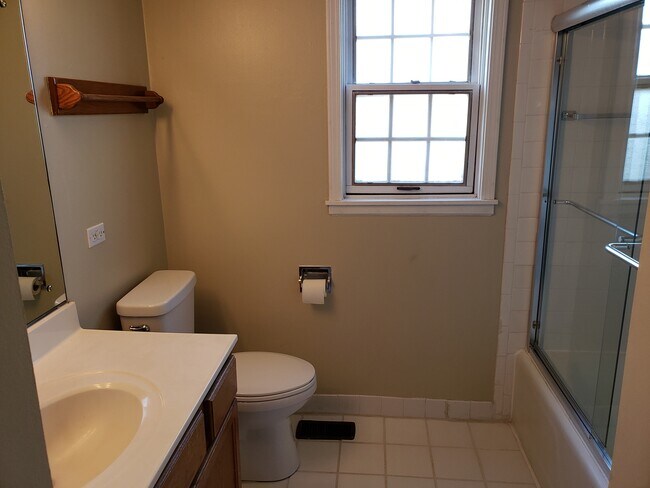 Building Photo - 2146 Rugen Rd