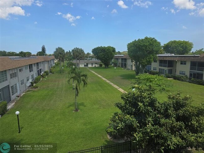 Building Photo - 9949 Sandalfoot Blvd