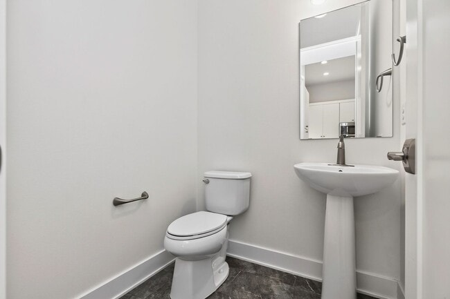 Building Photo - LUXURY TOWNHOME!! 3 Bedroom, 2.5 Bathroom Townhome in Des Moines!