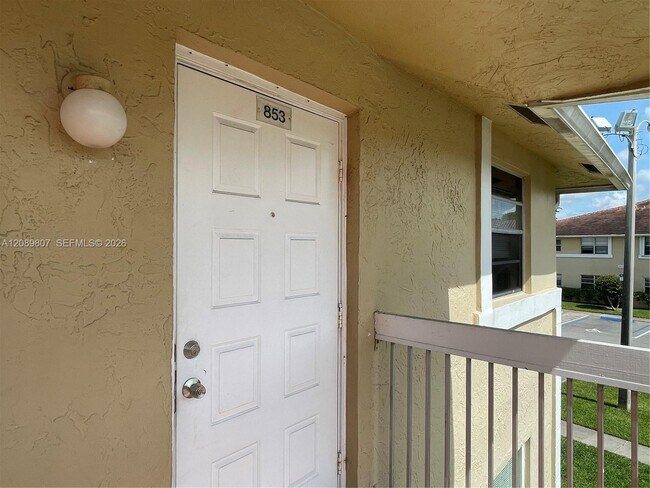 Building Photo - 821 Twin Lakes Dr