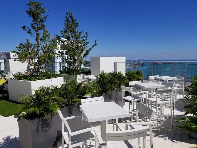 Building Photo - 1010 Brickell Ave