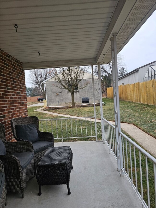 Building Photo - 102 N Forrest St