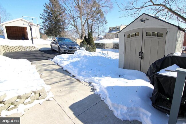 Building Photo - 6161 Lawnton St