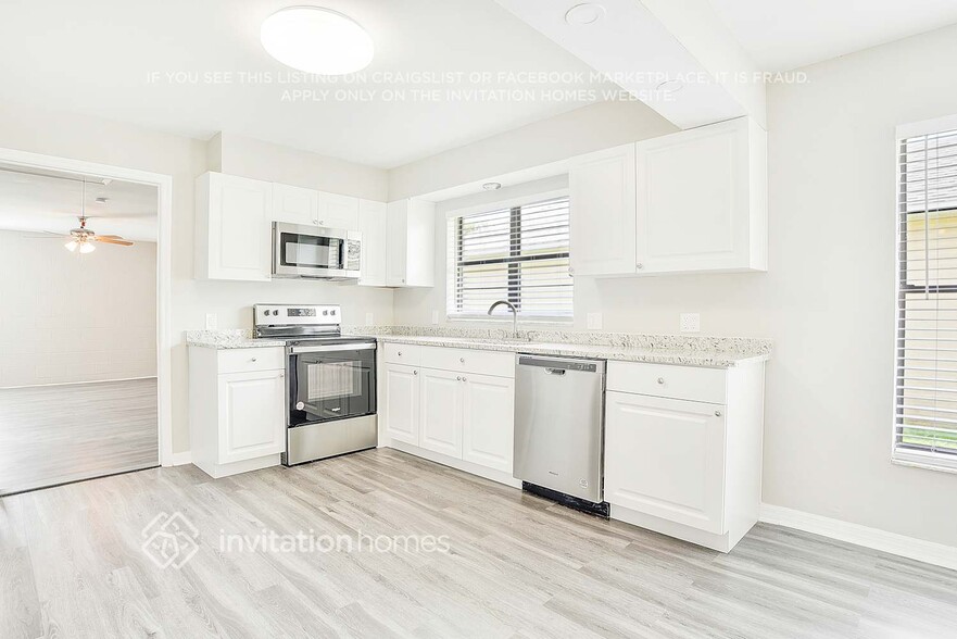 Building Photo - 408 Martigues Dr