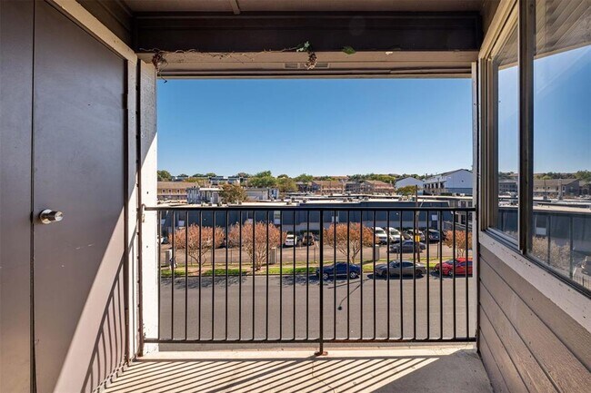 Building Photo - 1840 Burton Dr