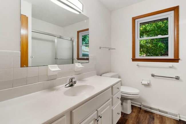 Building Photo - 2107 Garden Dr