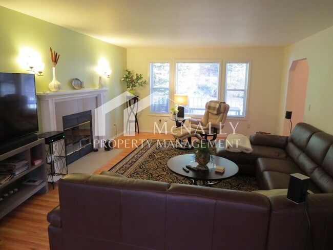 Building Photo - Wonderful 3 Bedroom, 2.5 Bath Home in Gig Harbor