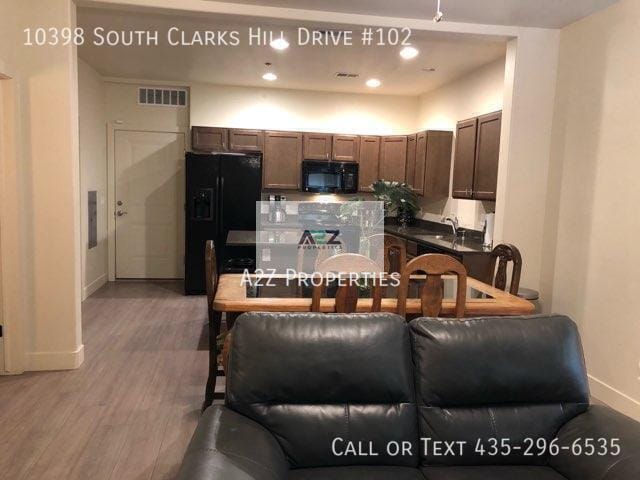 Building Photo - 10398 S Clarks Hill Dr