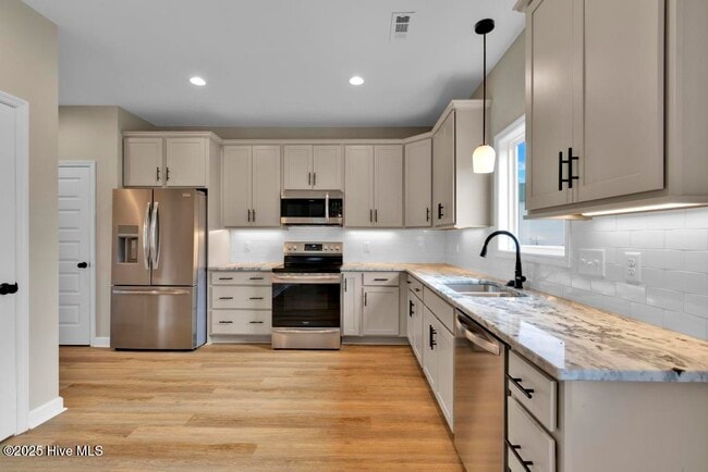 Building Photo - 303 S River Ct