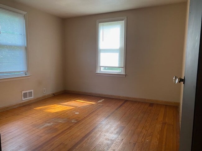 Building Photo - 2 Bedroom Single Family One Level Home