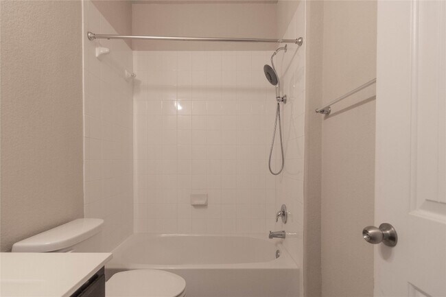 Building Photo - 2880 Donnell Dr