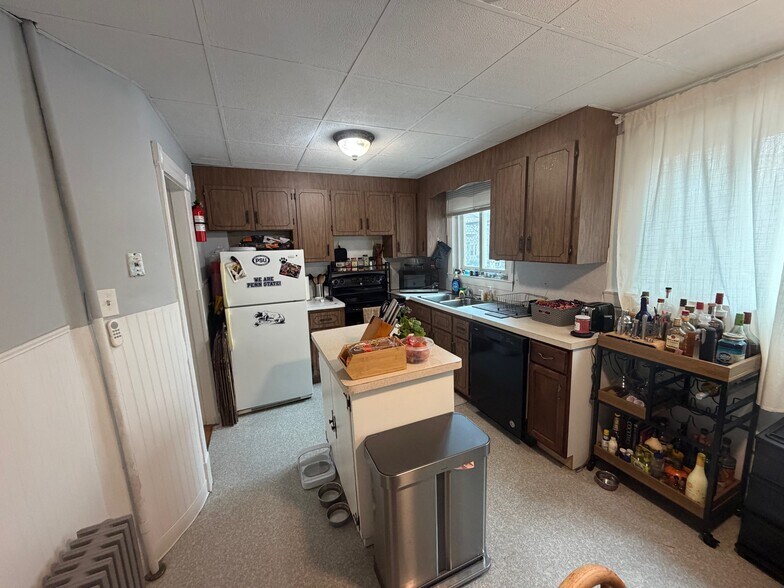 Building Photo - 429 Main St