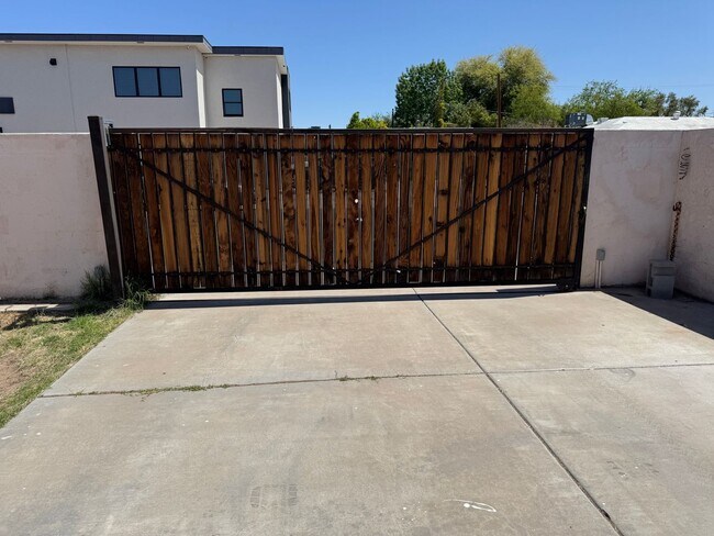 Building Photo - Fantastic 3 Bedroom/2 Bath Single Level Ho...