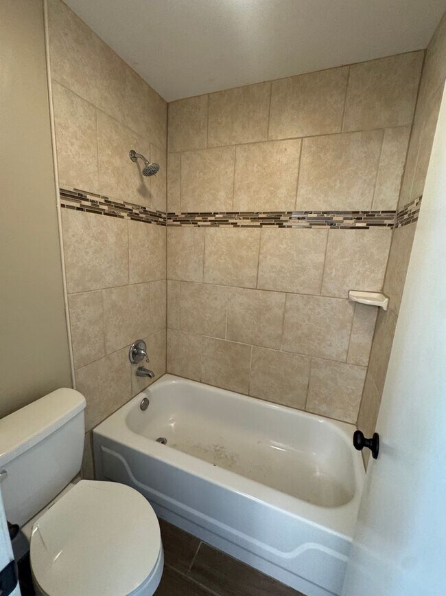 Building Photo - Beautiful home with over 2k square feet!