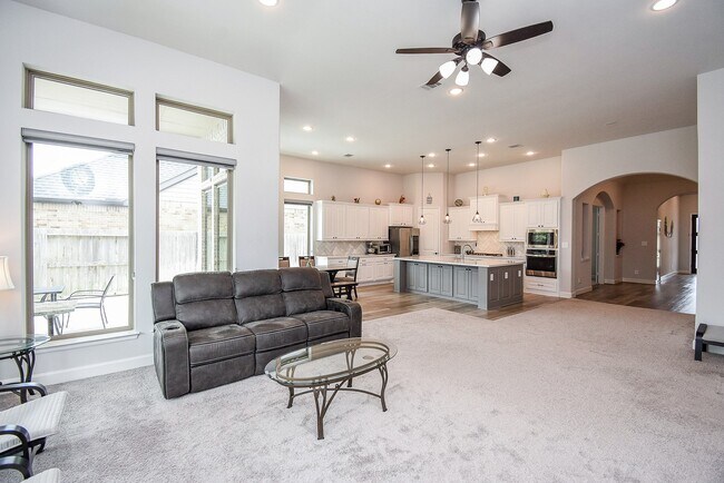 Building Photo - 28903 Creekside Bend Dr