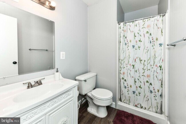 Building Photo - 2107 Golf Course Dr