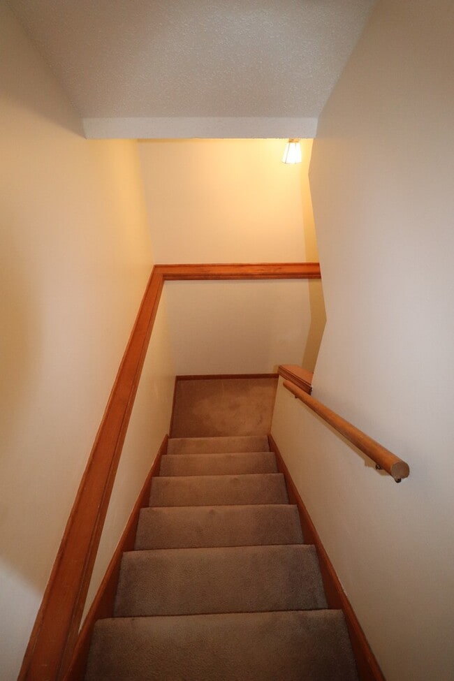 Building Photo - Spacious Townhome