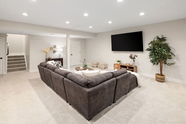 Building Photo - 6 Bedroom 5.5 Bathroom Single Family Home ...