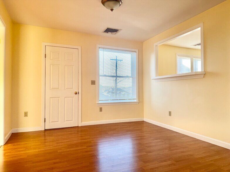 Building Photo - 1037 Cass Ave