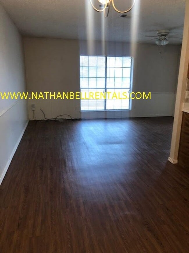 Building Photo - 3 bedroom 2 bath duplex