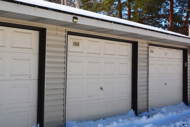 Building Photo - Beautiful 3-Bed 2-Bath Townhouse in Brooklyn Park!