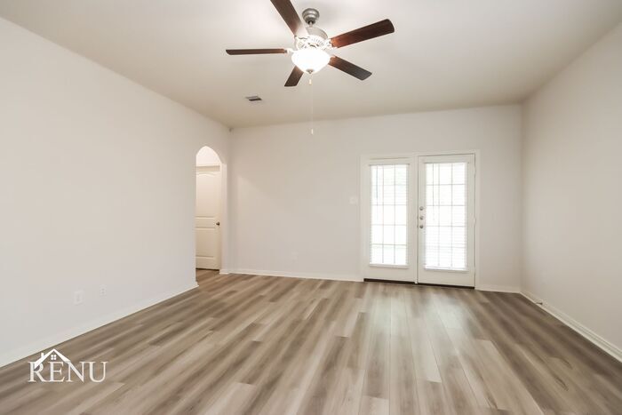 Building Photo - 10482 Sweetwater Creek Dr